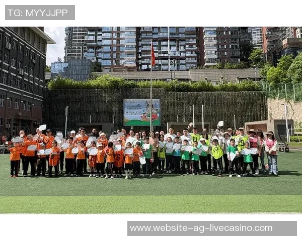 在阳光下奔跑的梦想踢足球的小女孩展现无畏勇气与无限可能 在阳光下奔跑的梦想踢足球的小女孩展现无畏勇气与无限可能